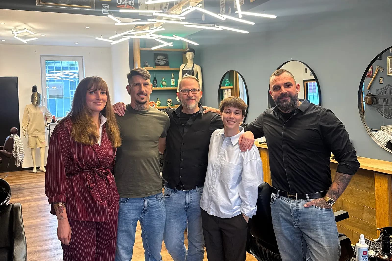Das Team vom Barbershop Sauer im Laden, von links: Lara, Yonay, Eddy, Claudia und Richard